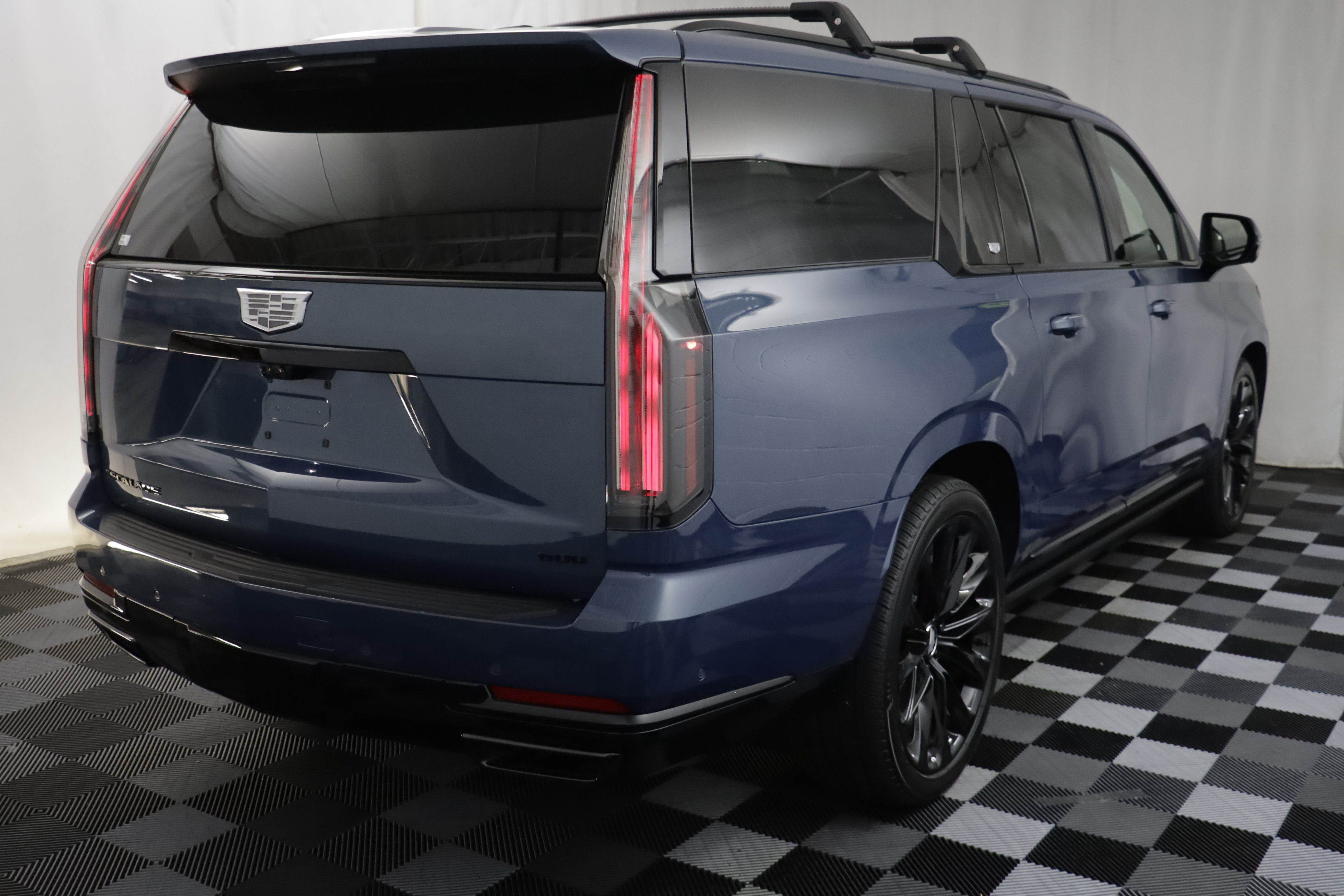 Used 2026 Cadillac Escalade ESV Platinum Sport w/ LPO, ONYX Package AWD/4WD image 23