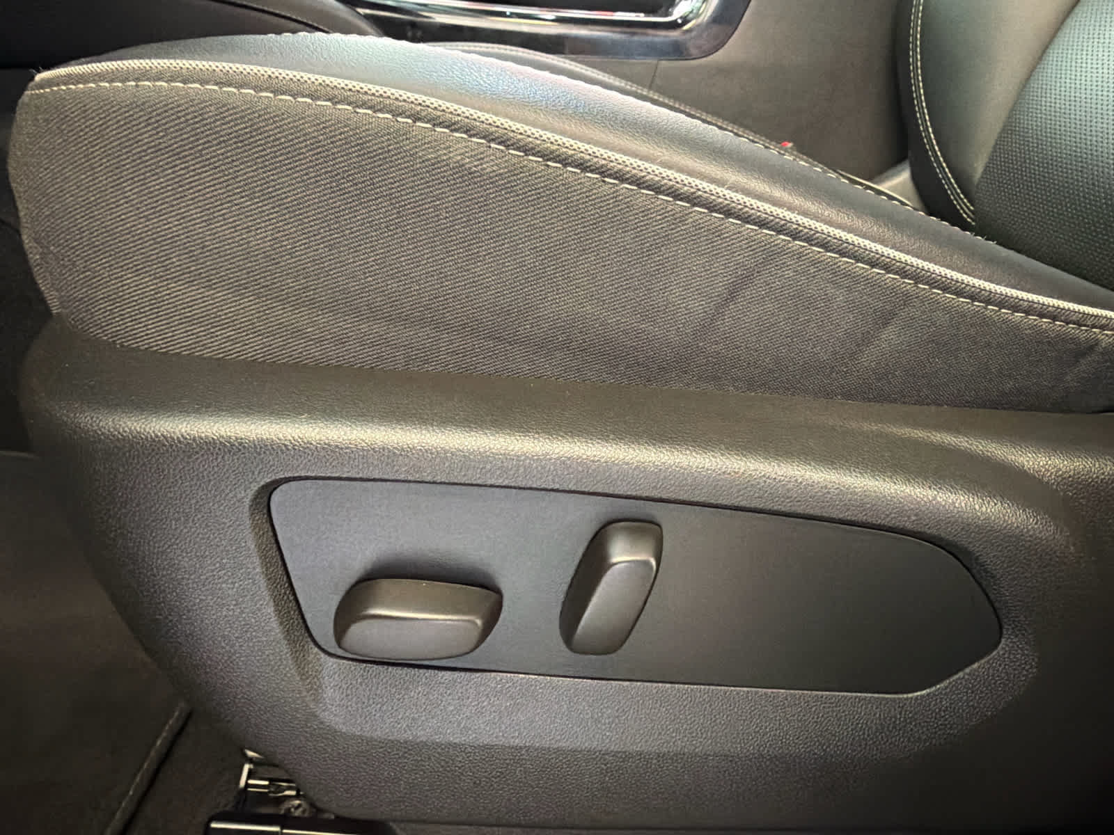Used 2023 Buick Envision Essence FWD image 16