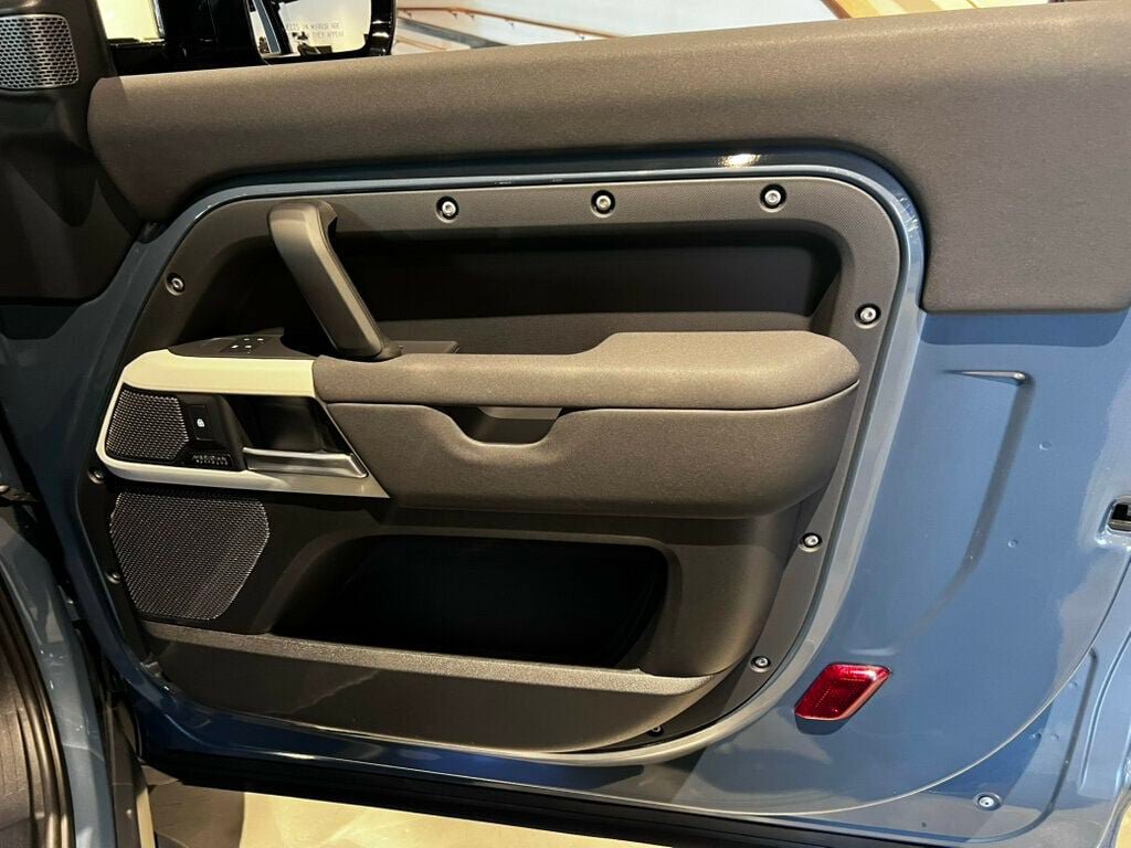 Used 2023 Land Rover Defender 90 SE AWD/4WD image 18