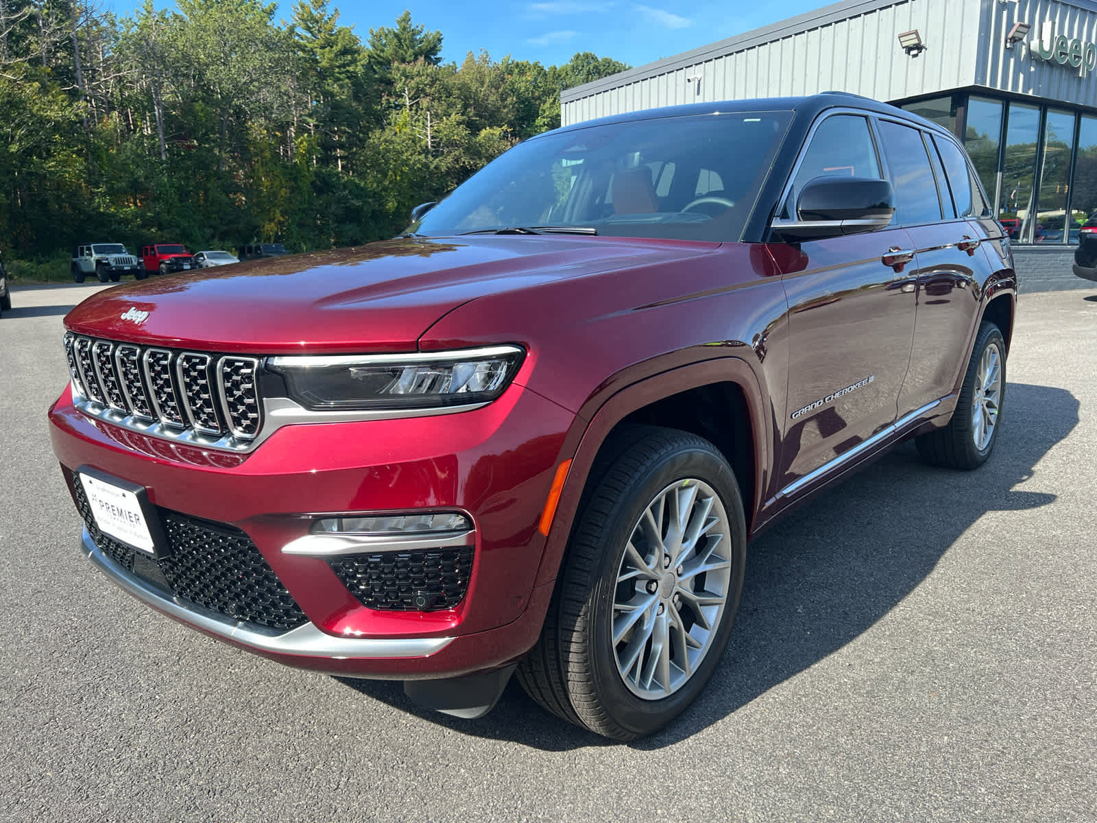New 2025 Jeep Grand Cherokee Summit image 9