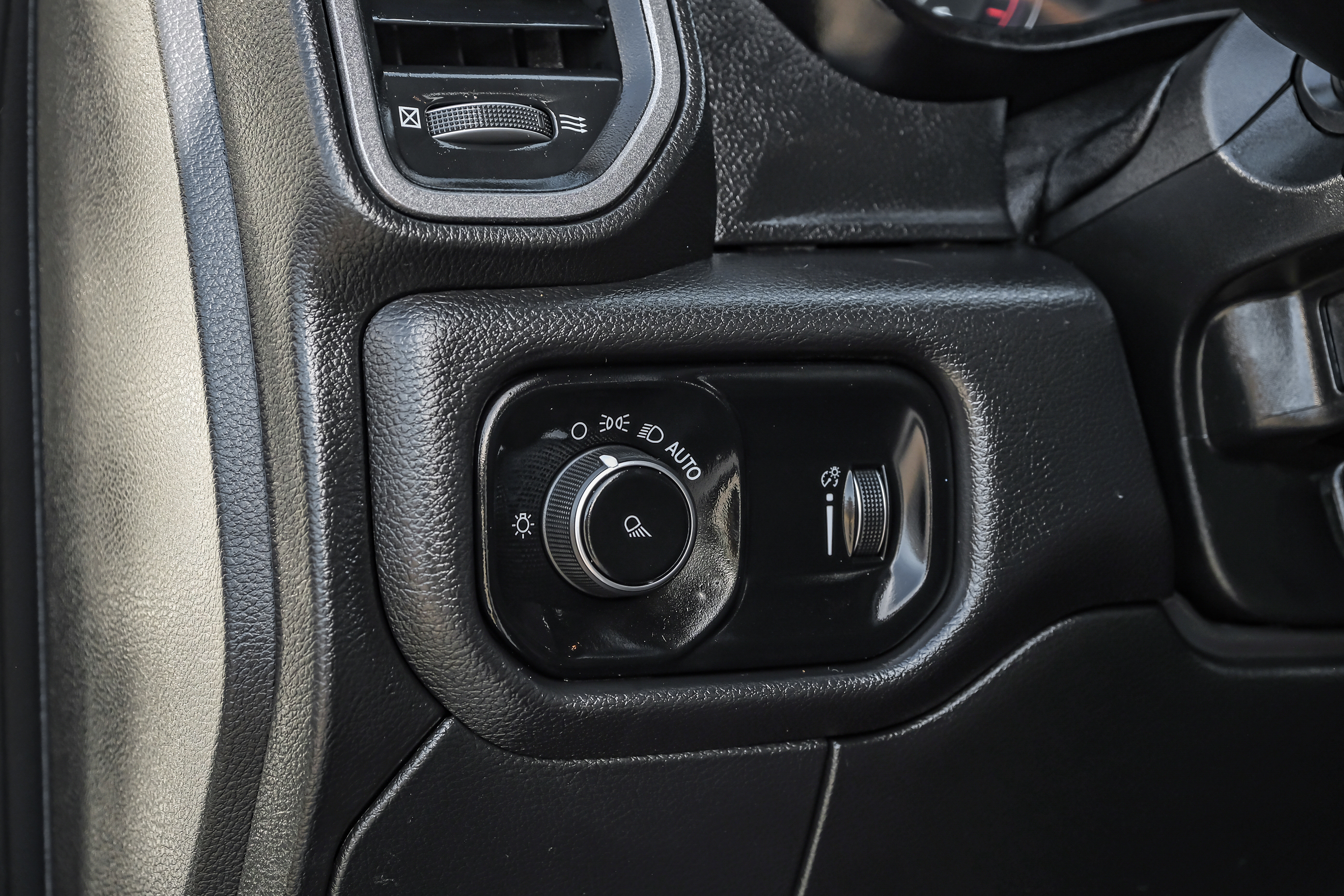 Used 2024 RAM 3500 Tradesman w/ Chrome Appearance Group image 32