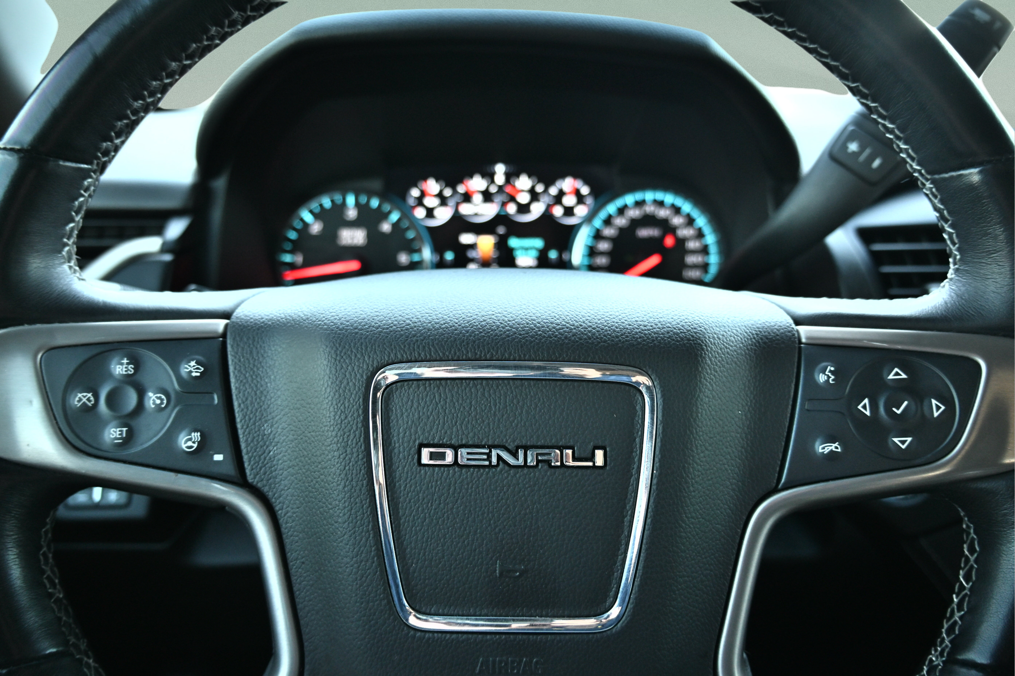 Used 2019 GMC Yukon Denali w/ Denali Ultimate Package AWD/4WD image 38