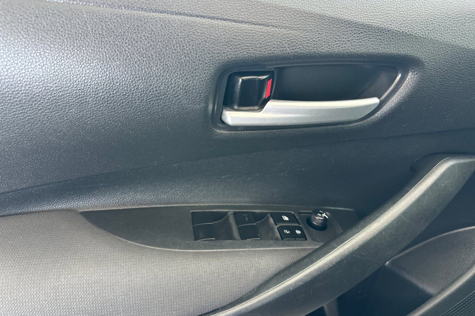 Used 2020 Toyota Corolla LE FWD image 11