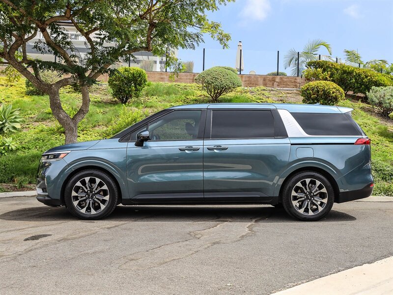 Used 2024 Kia Carnival EX FWD image 2