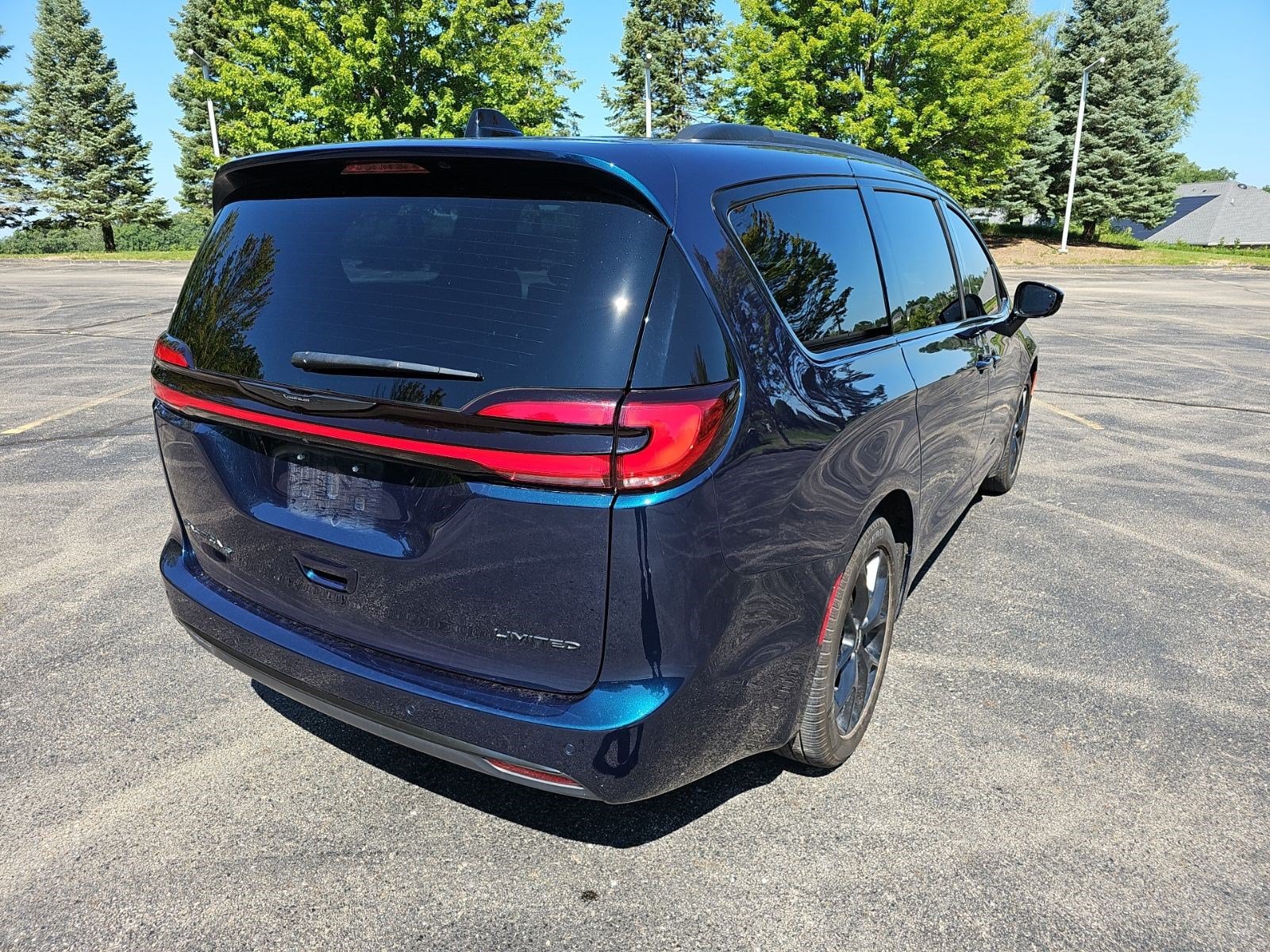 Used 2025 Chrysler Pacifica Limited FWD image 6