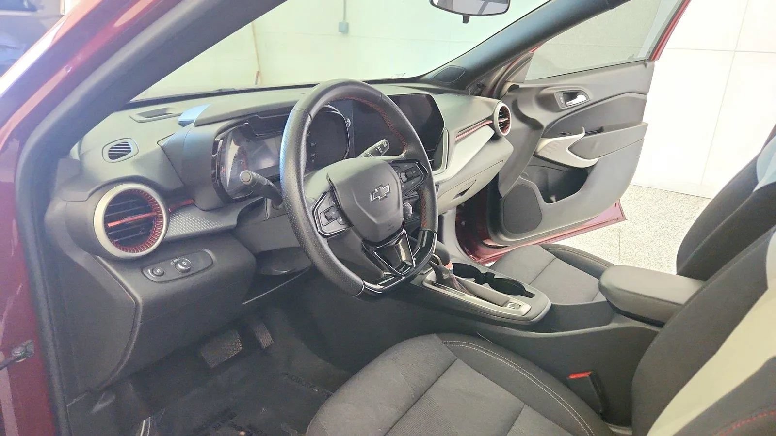 Used 2025 Chevrolet Trax RS w/ Driver Confidence Package FWD image 13