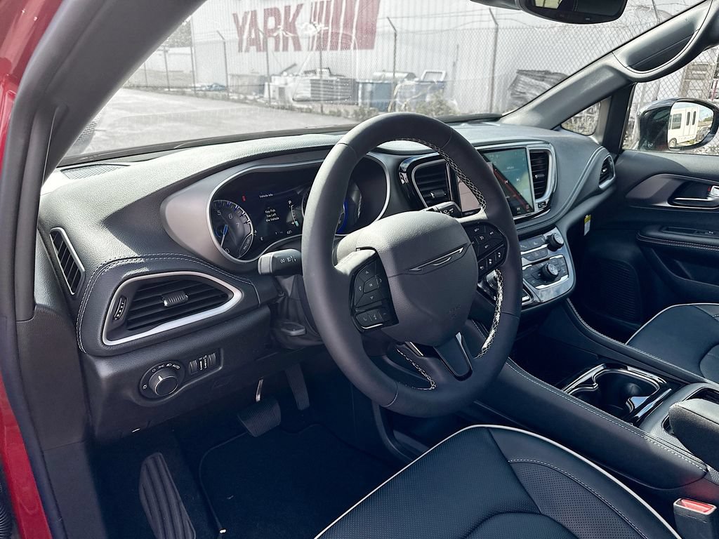 New 2027 Chrysler Pacifica Limited FWD image 13