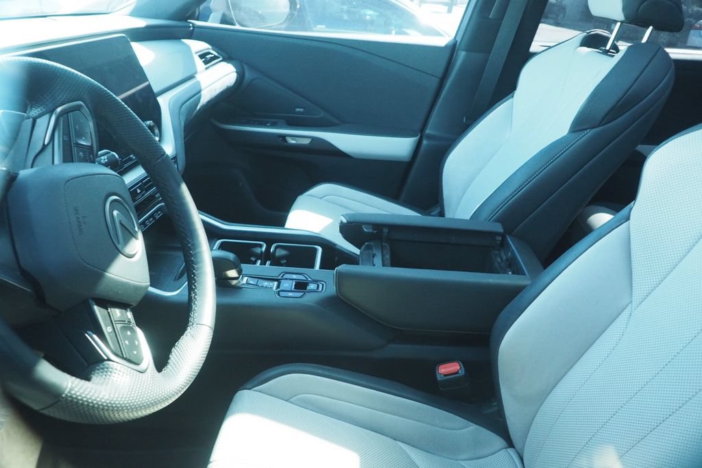 Used 2024 Lexus TX 500h AWD w/ Technology Package image 5