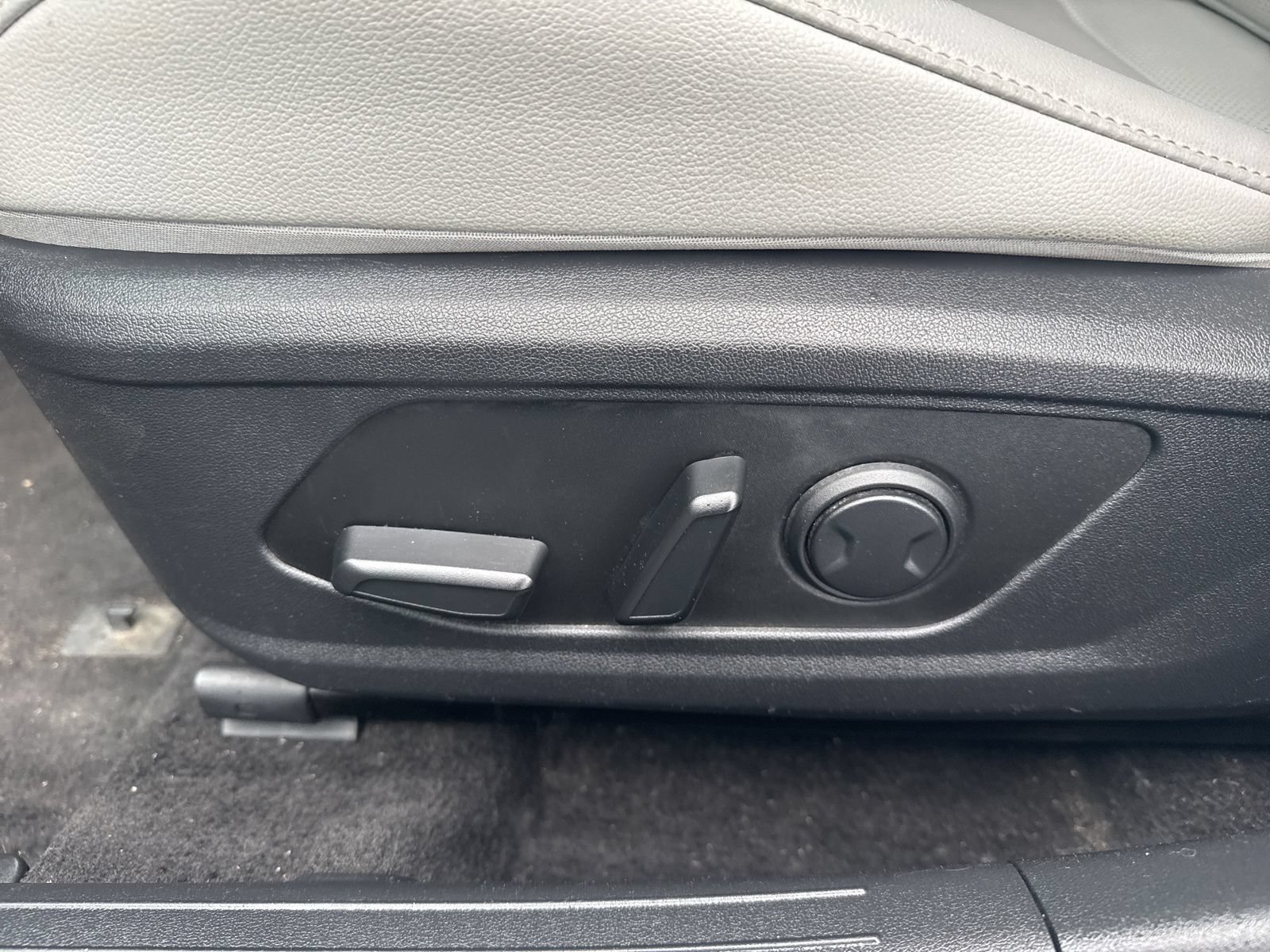 Used 2024 Hyundai Elantra Limited FWD image 18