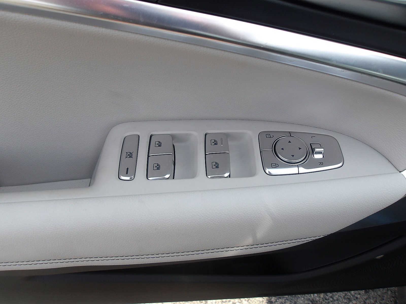 Used 2025 Genesis G70 2.5T image 14