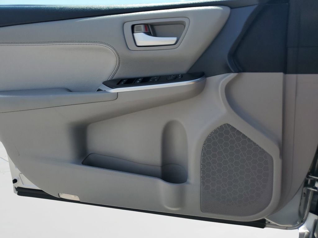 Used 2015 Toyota Camry XLE w/ Moonroof Package image 24