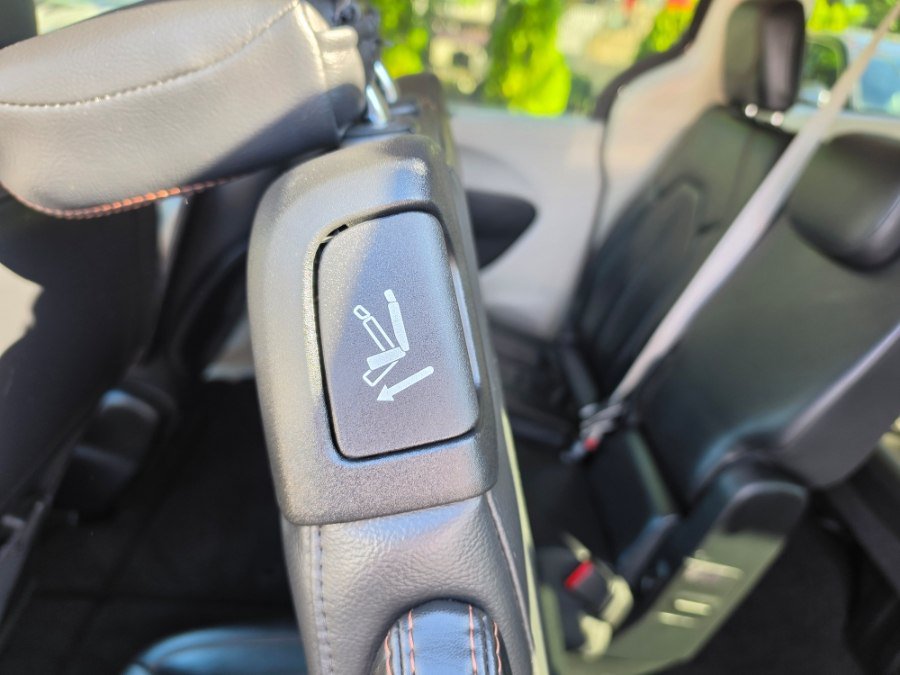 Used 2017 Chrysler Pacifica Touring-L FWD image 32