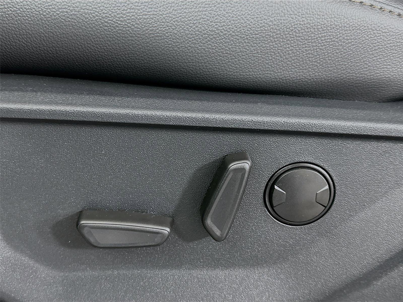 New 2026 Ford F250 Lariat w/ Black Appearance Package image 22