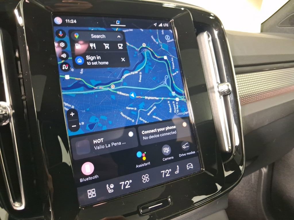 Certified 2025 Volvo XC40 B5 Plus AWD/4WD image 29