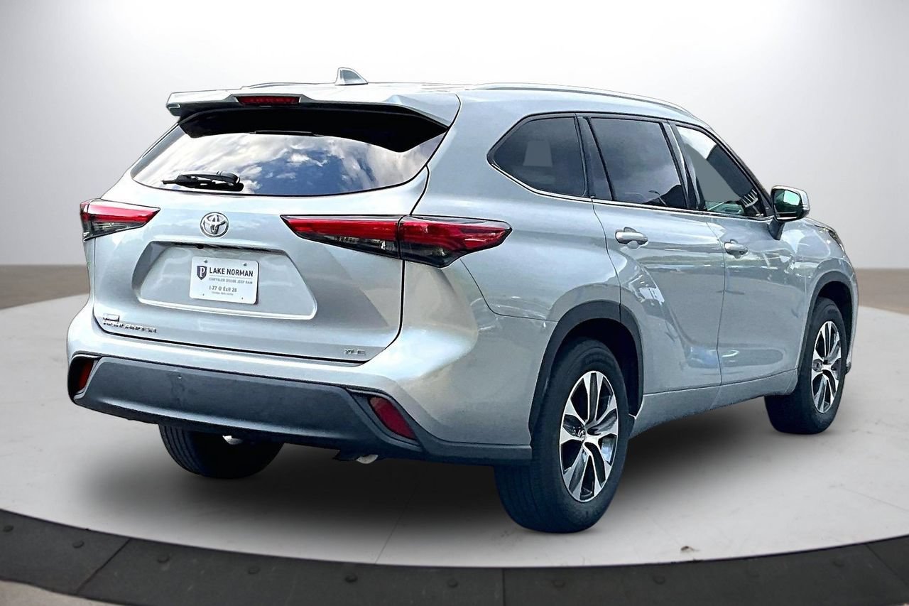 Used 2021 Toyota Highlander XLE FWD image 9