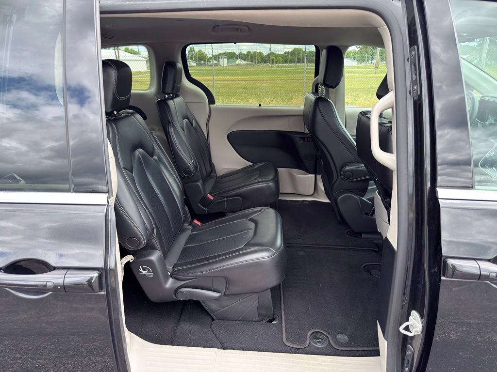 Used 2023 Chrysler Pacifica Touring-L FWD image 33