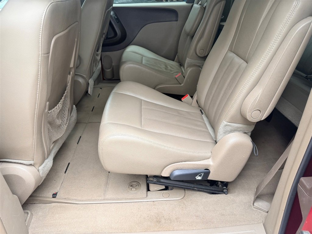 Used 2016 Chrysler Town & Country Touring FWD image 9
