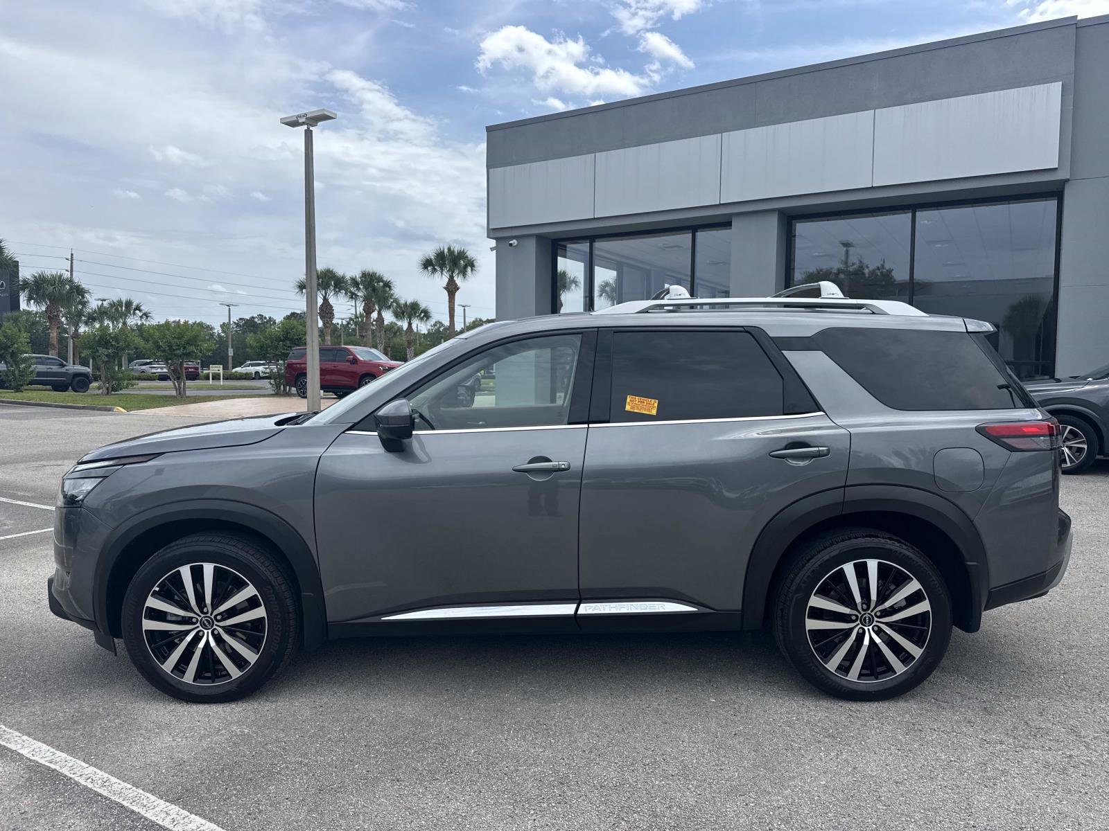 Used 2025 Nissan Pathfinder Platinum AWD/4WD image 6