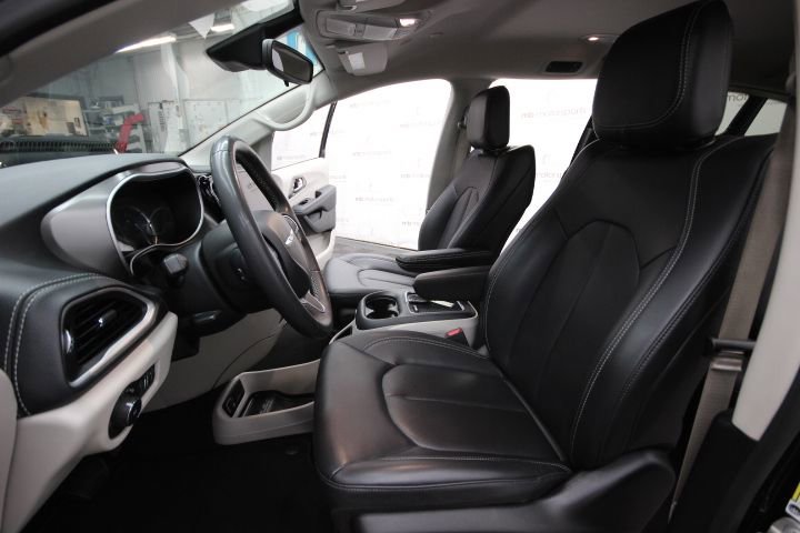 Used 2023 Chrysler Pacifica Touring-L image 12