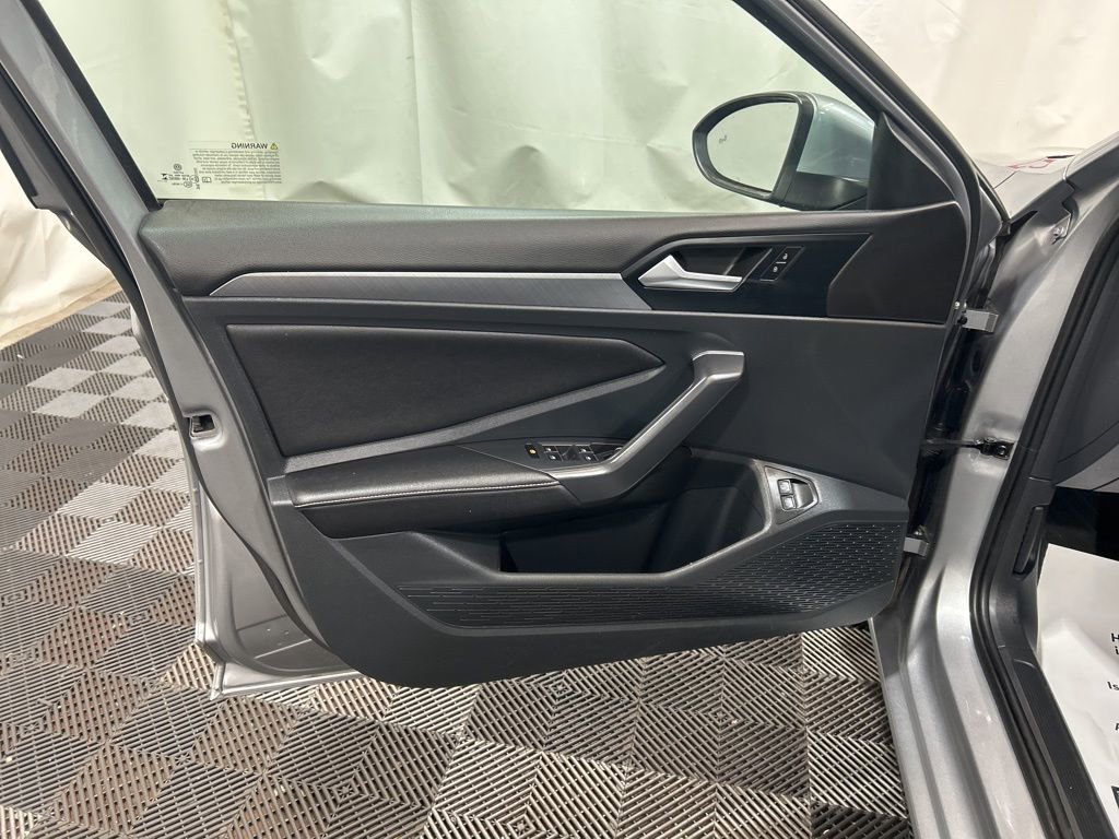 Used 2024 Volkswagen Jetta SE image 19