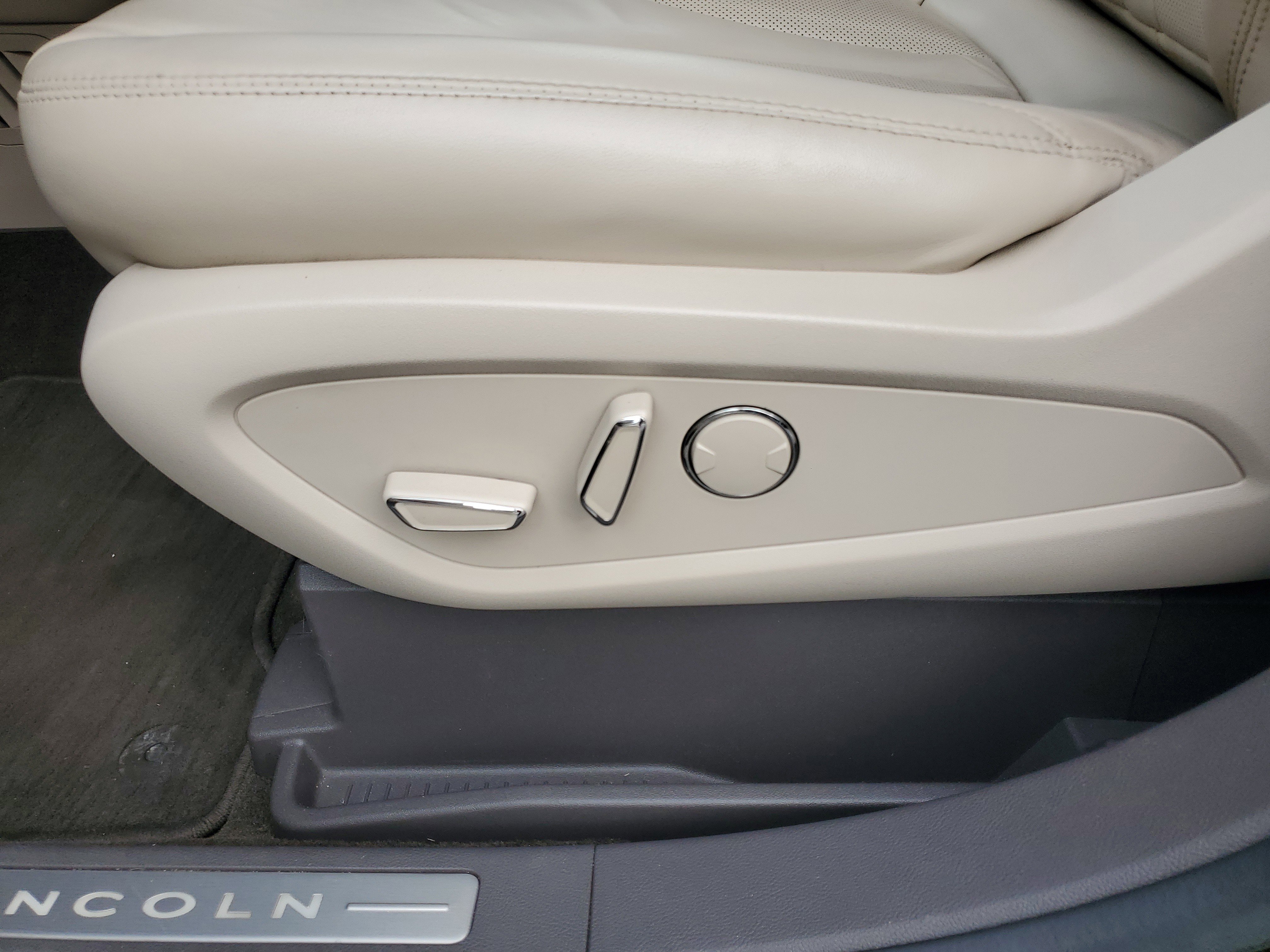 Used 2019 Lincoln Nautilus Select image 16