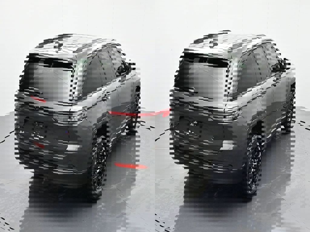 New 2025 Jeep Grand Cherokee Altitude image 33