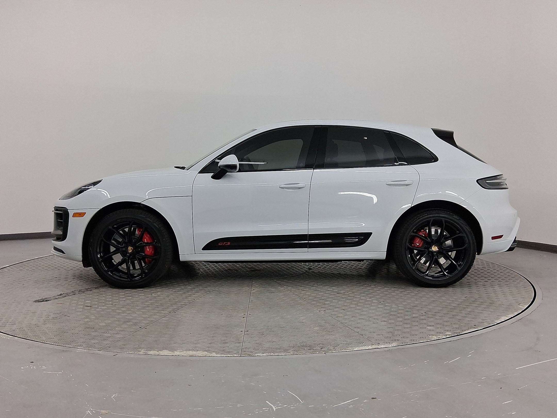 Certified 2025 Porsche Macan GTS image 2