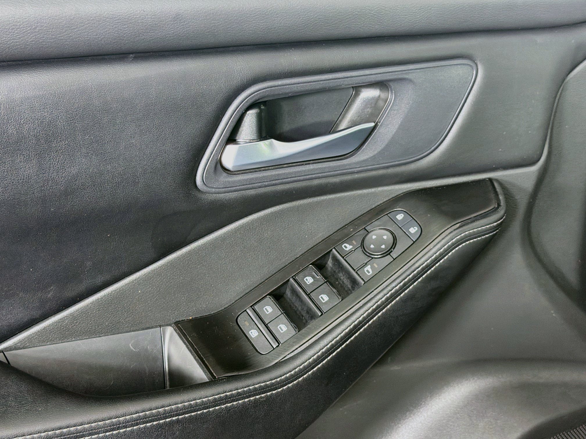 Used 2025 Nissan Rogue SV FWD image 15