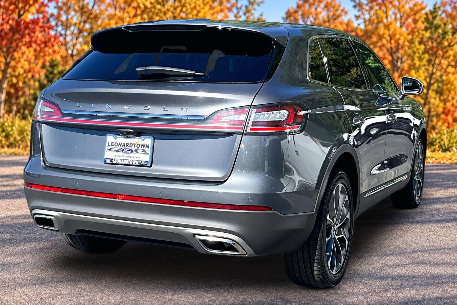 Used 2021 Lincoln Nautilus Reserve AWD/4WD image 2
