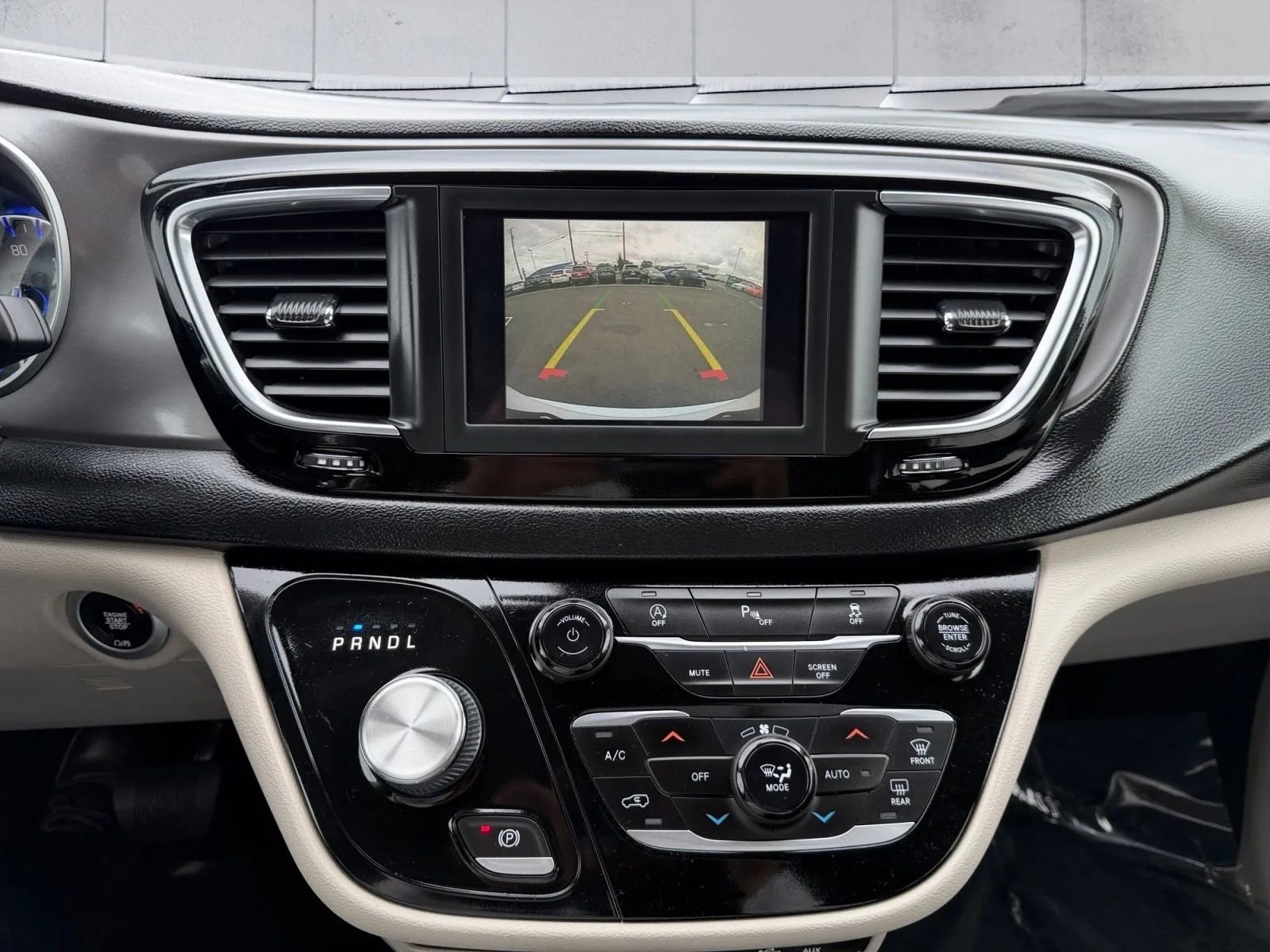Used 2020 Chrysler Pacifica Touring-L image 19