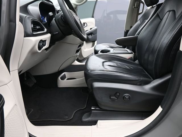 Used 2022 Chrysler Pacifica Touring-L image 10