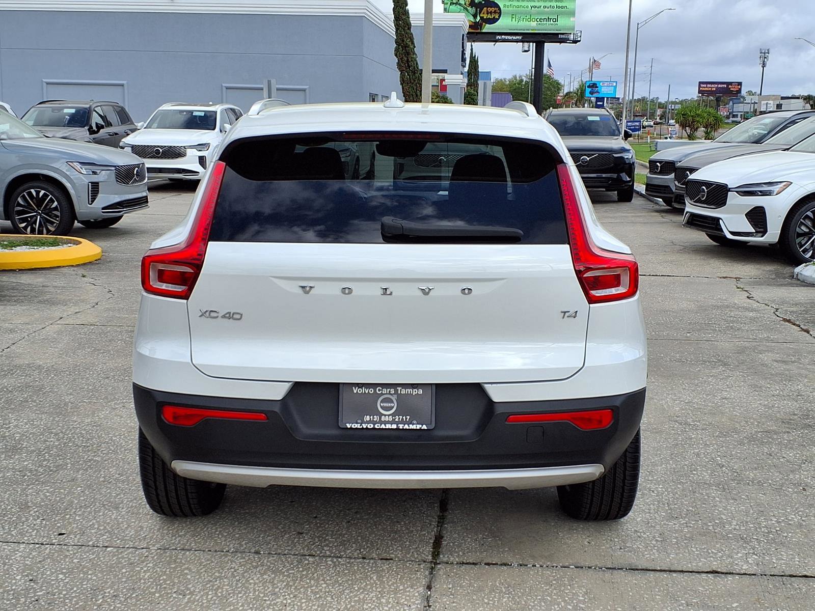 Used 2020 Volvo XC40 T4 Momentum image 6