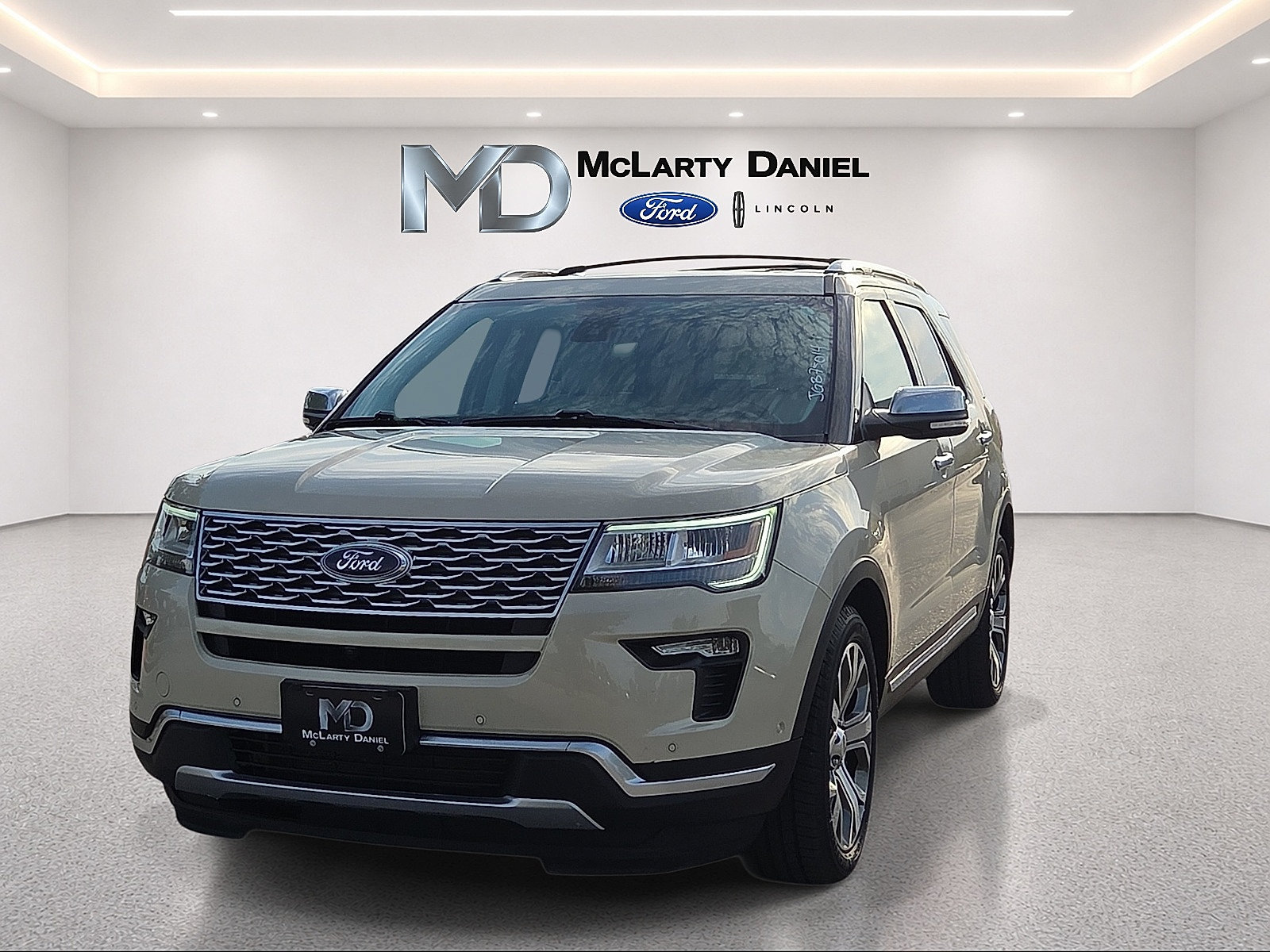 Used 2018 Ford Explorer Platinum AWD/4WD image 2