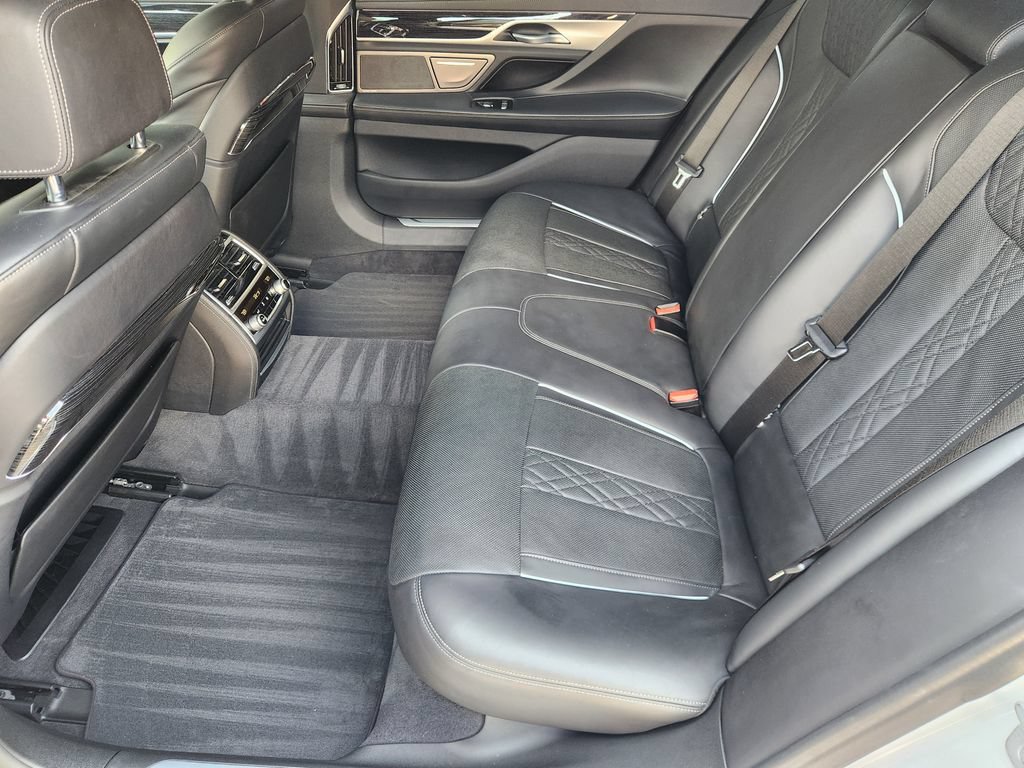 Used 2019 BMW 750i w/ M Sport Package RWD image 30