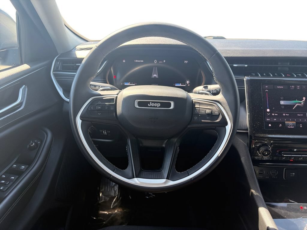 Used 2024 Jeep Grand Cherokee Laredo RWD image 13