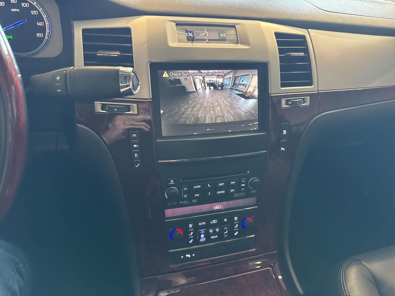 Used 2011 Cadillac Escalade Luxury image 33