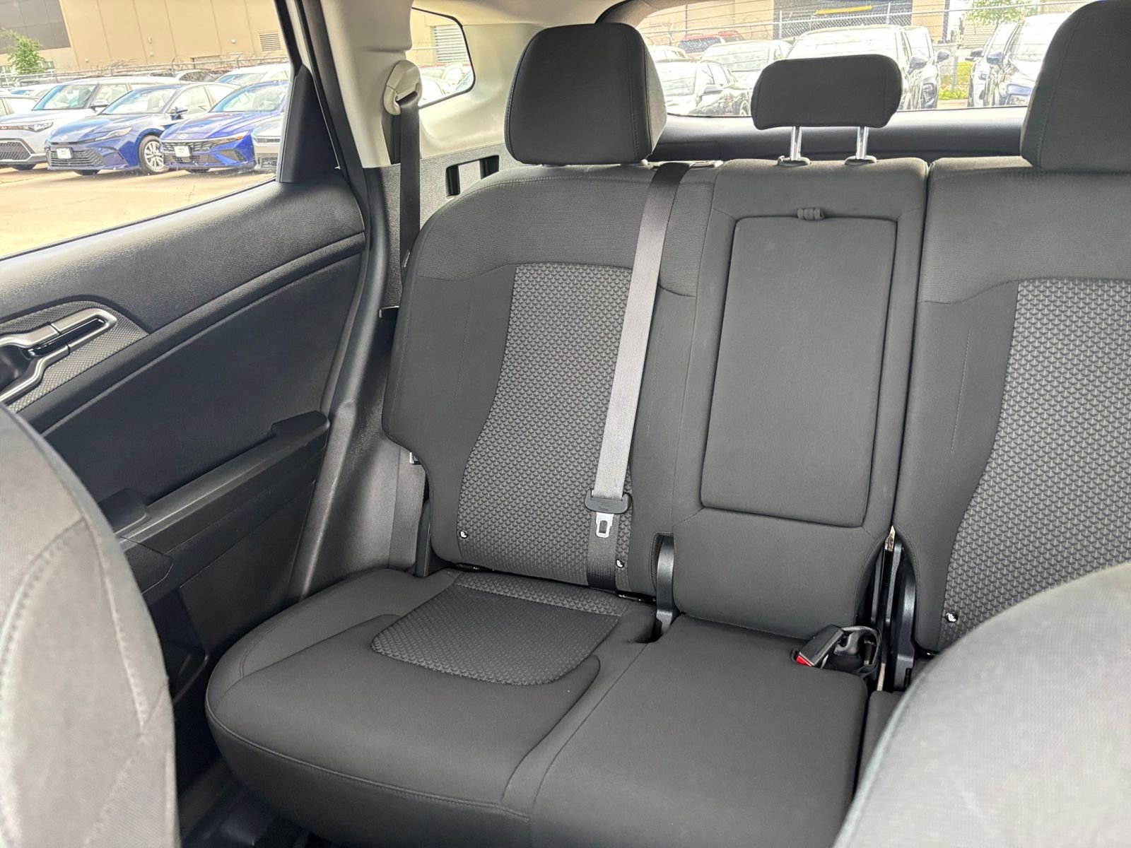 Used 2025 Kia Sportage LX image 38
