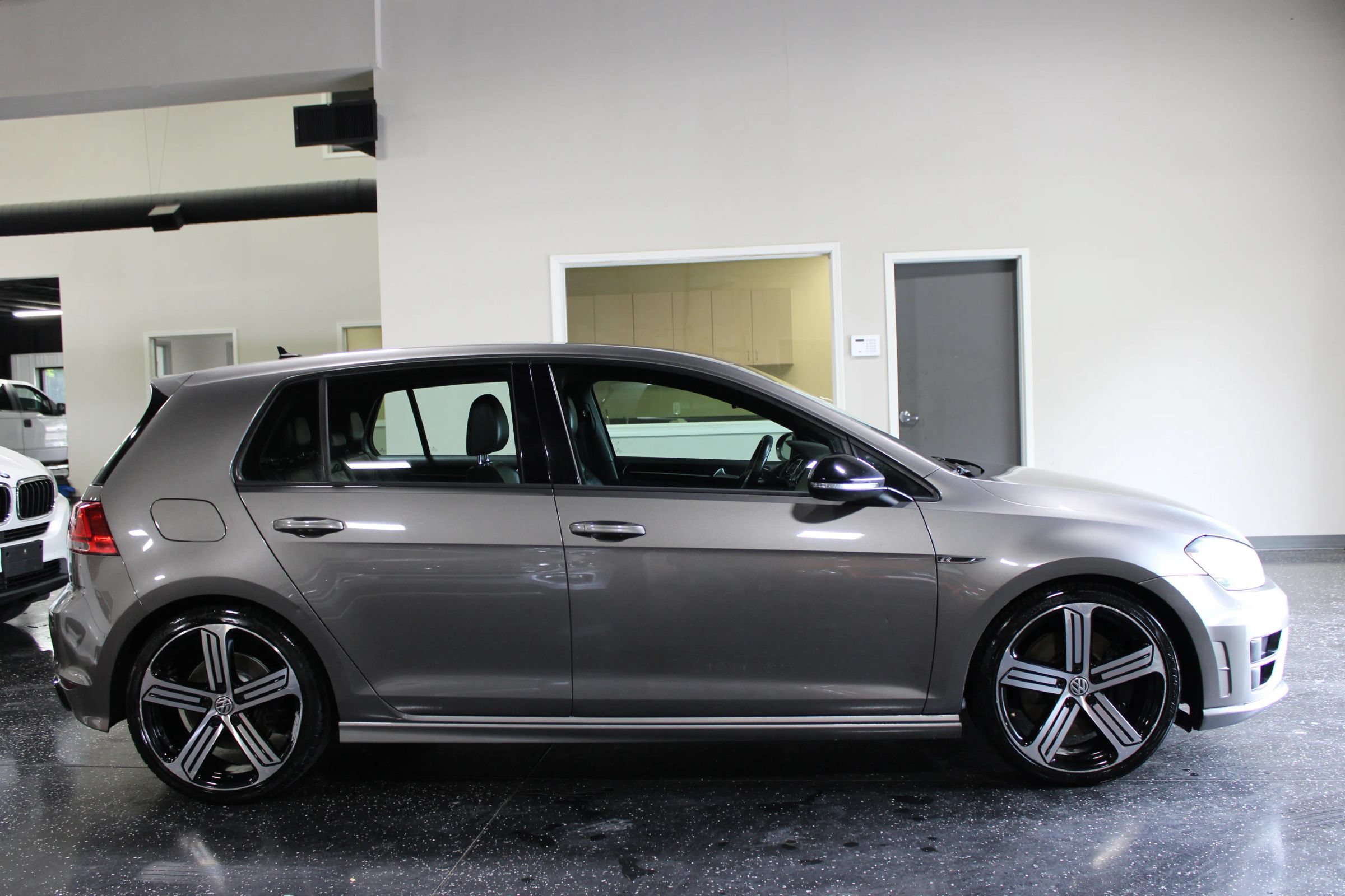 Used 2016 Volkswagen Golf R 4-Door w/ Driver Assistance Package AWD/4WD image 2