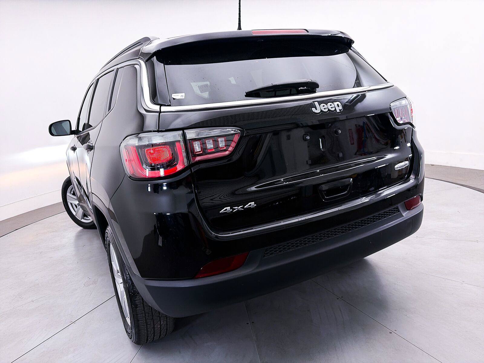 Used 2022 Jeep Compass Latitude w/ Sun and Sound Group AWD/4WD image 9