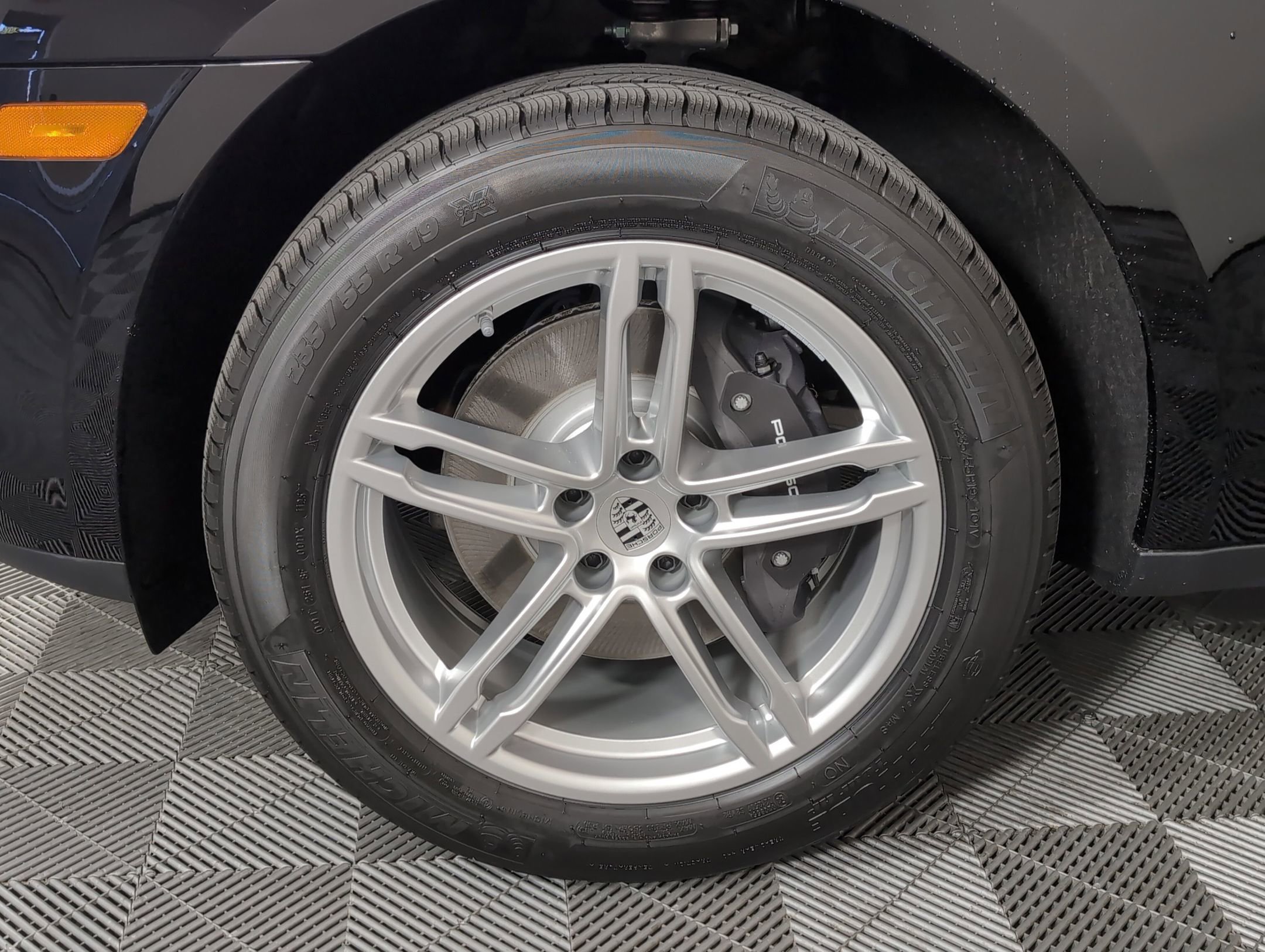 Certified 2025 Porsche Macan AWD/4WD image 14