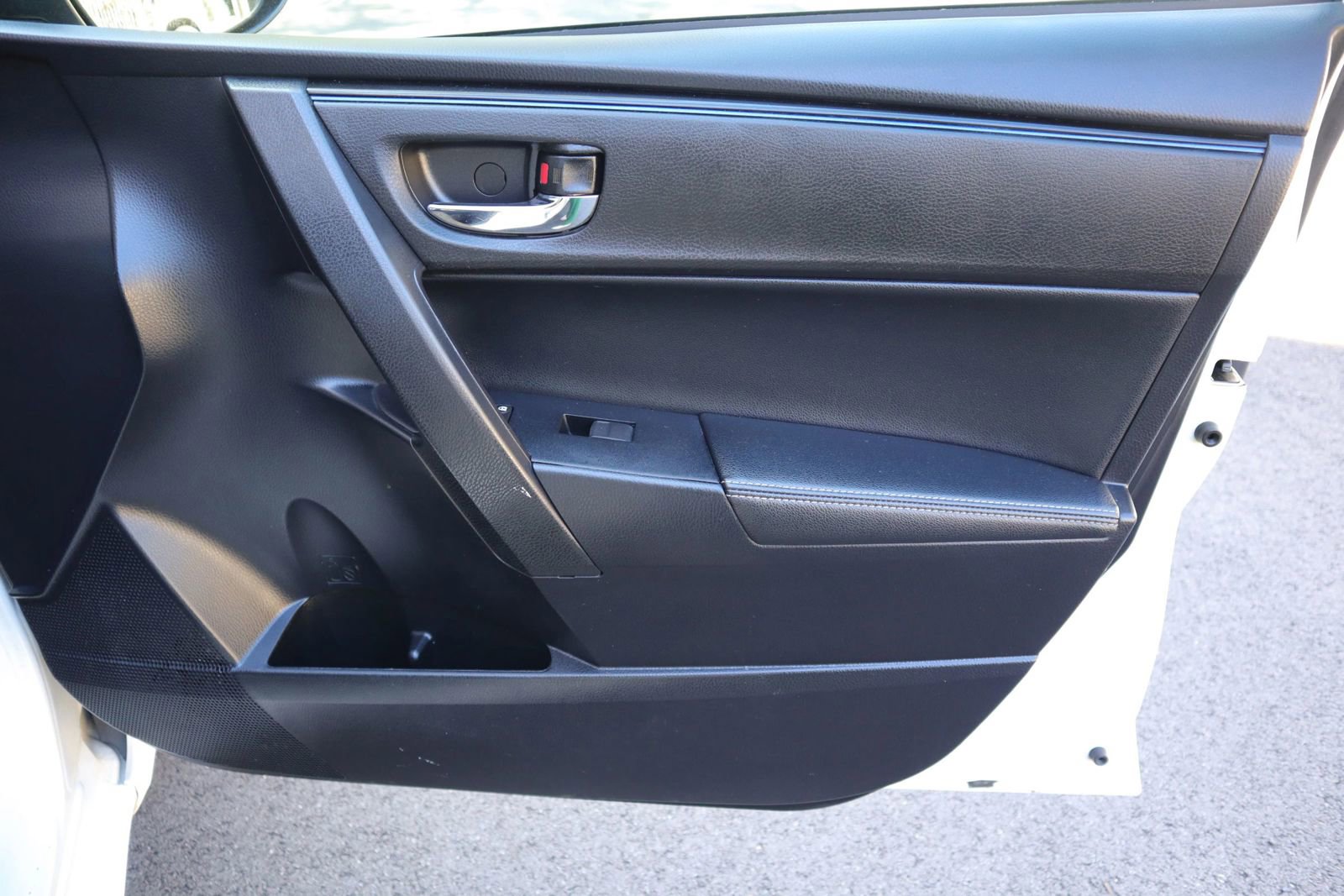 Used 2018 Toyota Corolla SE w/ SE Premium Package FWD image 28