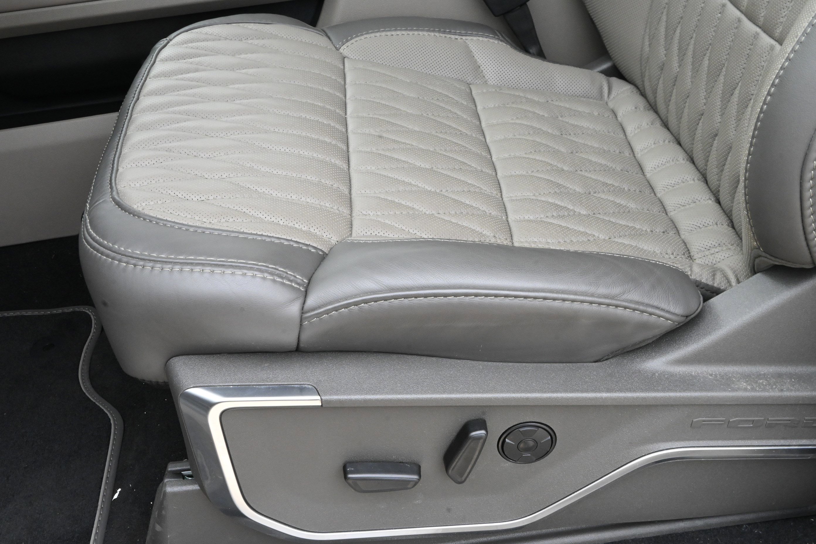 Used 2026 Ford F450 Platinum w/ Platinum Plus Package image 32