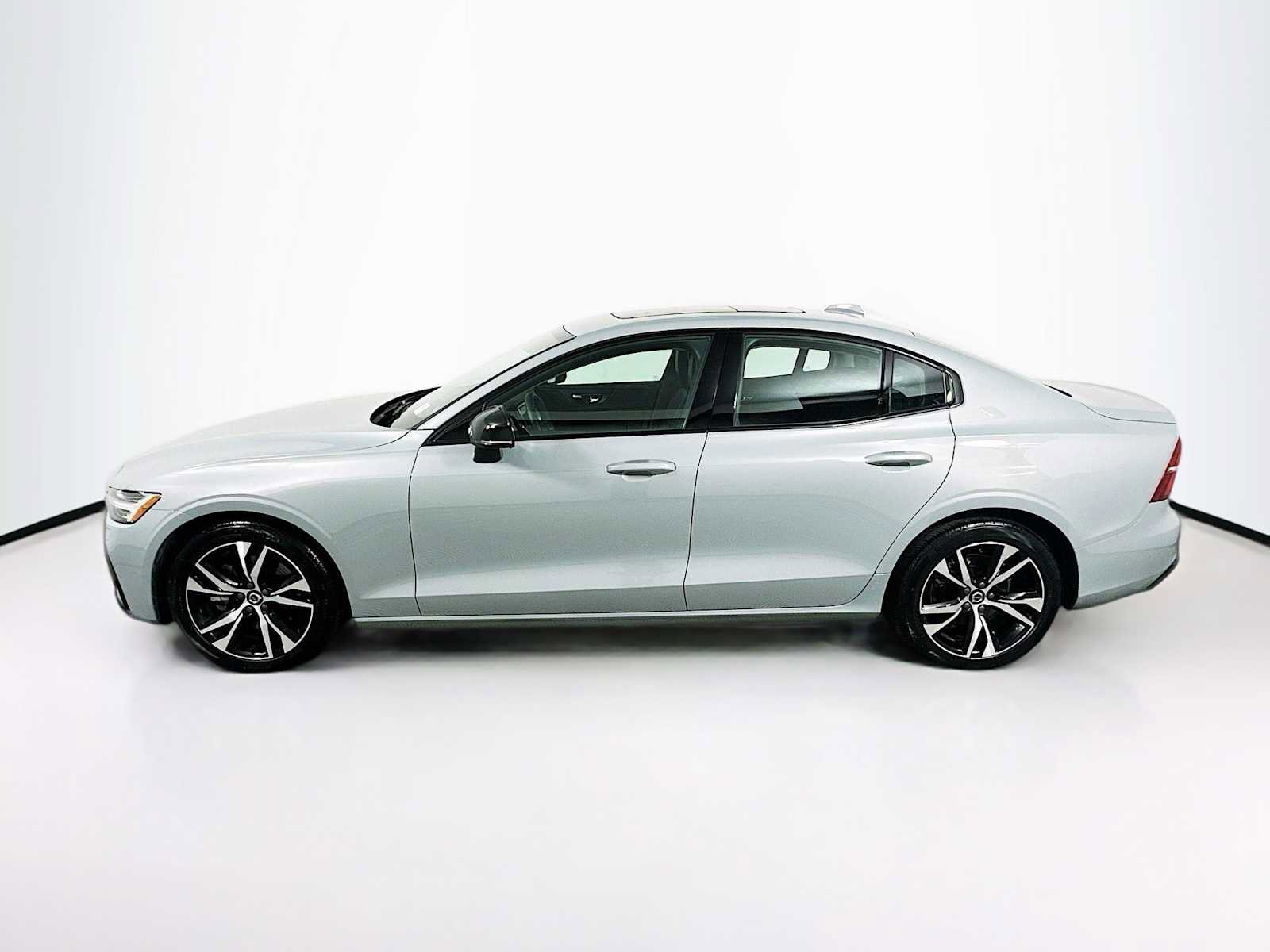 Used 2025 Volvo S60 B5 Core image 2