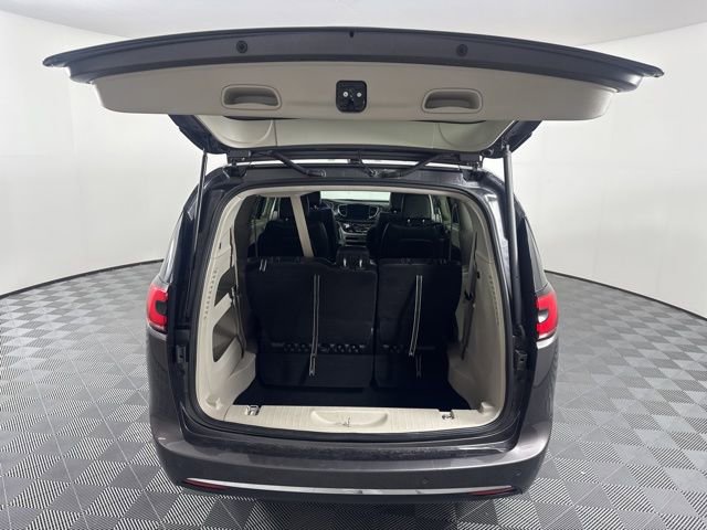 Used 2023 Chrysler Pacifica Touring-L image 13