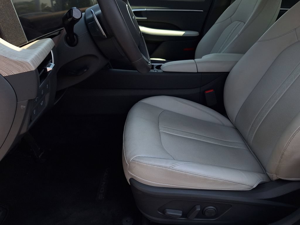 Certified 2025 Hyundai Sonata Limited FWD image 11