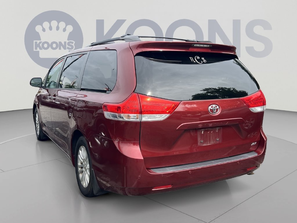 Used 2013 Toyota Sienna XLE w/ Entertainment Pkg FWD image 2