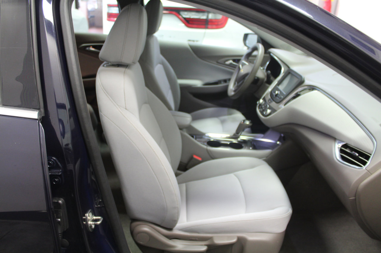 Used 2017 Chevrolet Malibu LT image 22