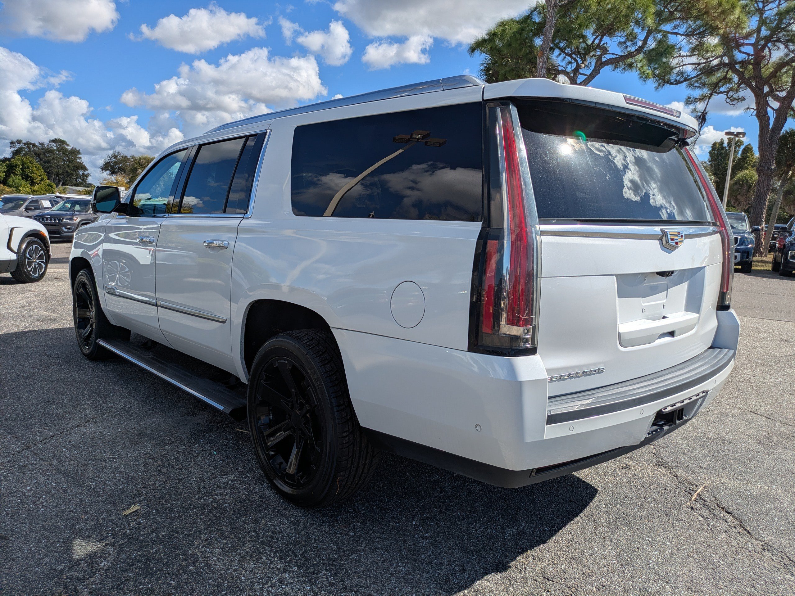 Used 2020 Cadillac Escalade ESV Premium Luxury AWD/4WD image 6
