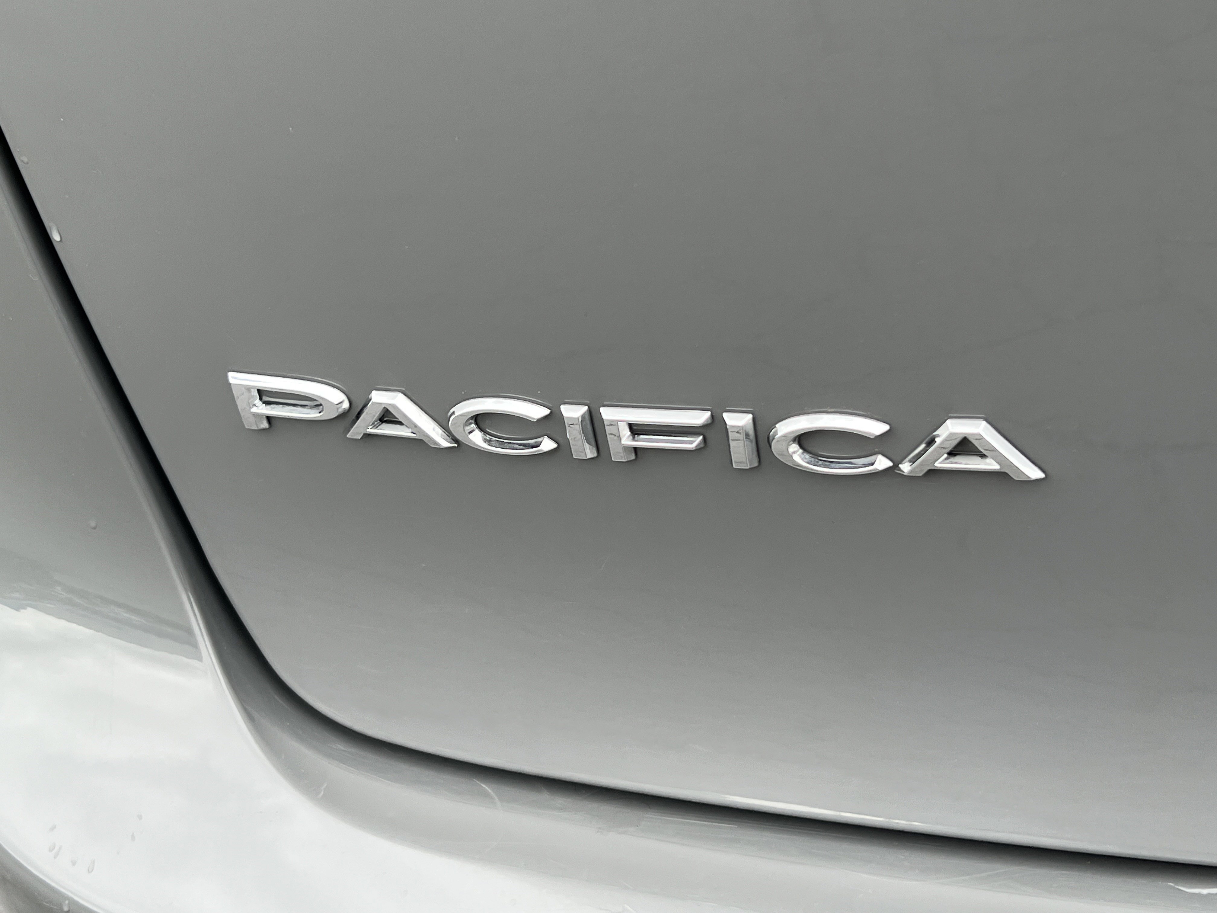 Used 2022 Chrysler Pacifica Touring-L FWD image 9