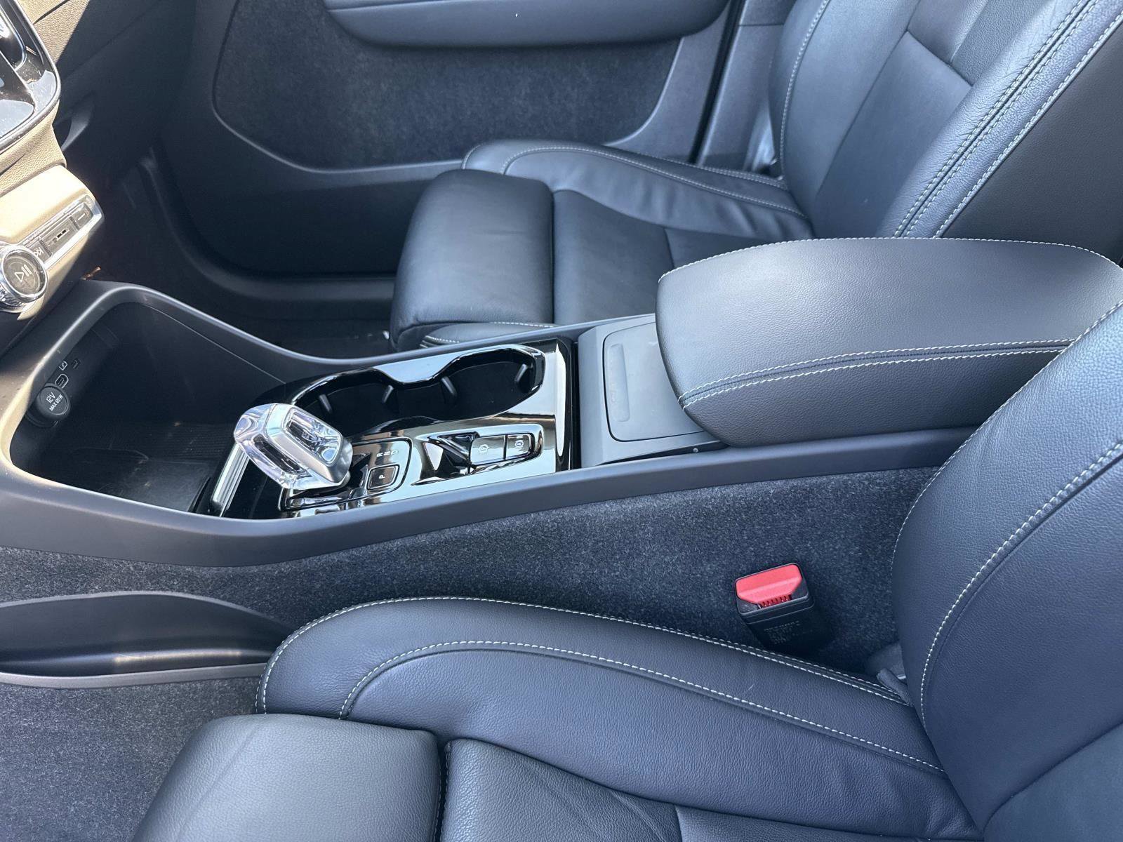 Used 2024 Volvo XC40 B5 Plus image 15